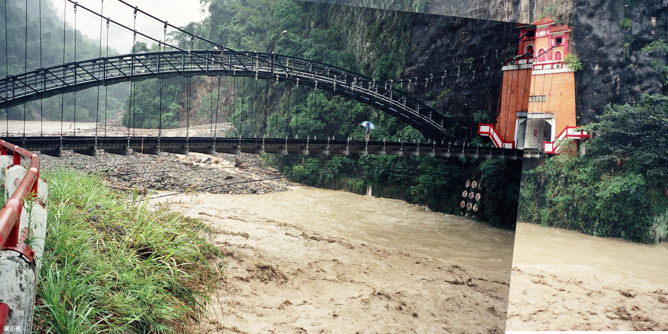照片10 2000年6月梅雨後土石堆積造成河床高度上昇8m(羅正義提供)